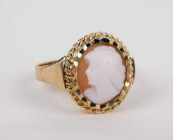 Bijou : Bague en or jaune 18K sertie d'un camée sur coquille - Profil de jeune femme -