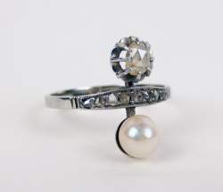 Bijou : Bague en or blanc 18K sertie d'une perle de culture et de diamants taille rose