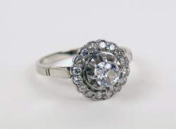 Bijou : Bague en or blanc 18K sertie d'un diamant central  entourée de diamants