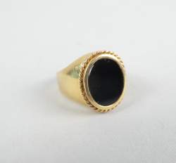 Bijou : Bague/chevalière en or jaune 18K et plaquette d'onyx