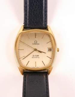 Bijou : Montre bracelet d'homme OMEGA De Ville mvt à Quartz (Fonctionnement non vérifié) dateur lunette métal doré fond acier bracelet cuir (usures)
