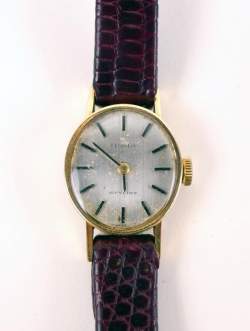 Bijou : Montre bracelet de dame CHs TISSOT et FILS boîtier ovale en or jaune 18K mouvement à remontoir (en état)