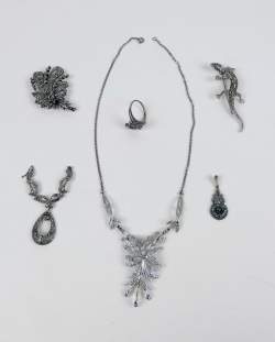 Bijoux en argent et marcassites (pts mq) (6pcs) (2broches , 2 pendentifs , collier , bague)