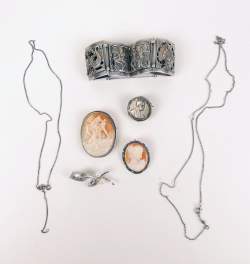 Bijou : Lot de bijoux en argent (bracelet , 2 camées sur coquille , 2chaines , 2broches)