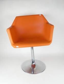 Meuble : Fauteuil Vintage pied chromé (plié) et assise en abs orange