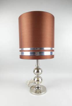 Luminaire : Lampe à poser attribué à la maison BOULANGER circa 1970 en métal chromé à 3 lumières avec abat-jour