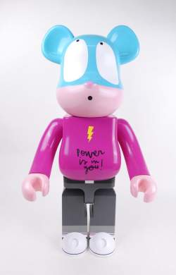 Collection : Sculpture en vinyle - Power is in you - daté 23 signé PLANS Edgar