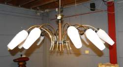 Luminaire: Lustre Vintage en métal doré et bois dans le goûtde NIKOLL Rupert