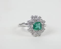 Bijou: Bague en or blanc 18K sertie d'une émeraude d'env. 0,92cts entourée de di