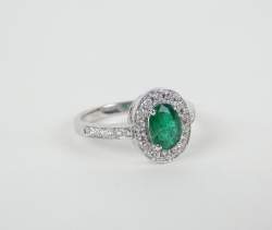 Bijou: Bague en or blanc 18K sertie d'une émeraude ovale d'env. 0,74cts entourée