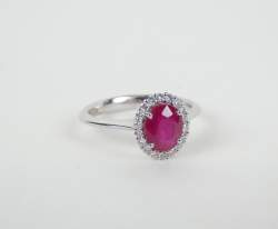 Bijou: Bague en or blanc 18K sertie d'un rubis d'env. 1,49cts entouré de diamant