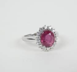 Bijou: Bague en or blanc 18K sertie d'un rubis d'env. 1,90cts entouré de diamant