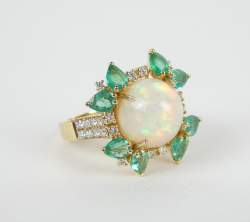 Bijou: Bague en or jaune 18K sertie d'une opale d'env. 7cts,d'émeraudes pour env