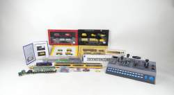 Jouet : Trains miniatures H0 : ROCO 63170 tram articulé de la DB , 4 sets de voitures WIKING , Schuco , BREKINA voitures de courses , TNG STIB de Halling + Raildriver +divers