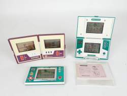 Jouet : Mini console GAME WATCH NINTENDO (3pcs) (En loose , fonctionnent , tr. Usage , mq 1 cache piles) : Donkey Kong Jr , Mario Bros , Green House (manuel instruction)
