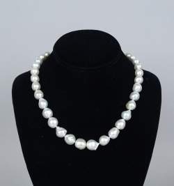 Bijou : Collier de perles baroques avec fermoir - Noeud - en or jaune 14K serti de diamants