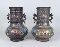 Asiatique : paire de vases en bronze et émaux chinois 1ère moitié 20eS