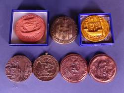Collection: 5 médailles bronze et 2 sceaux céramique et platre vernissé 1987