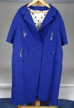 Mode: manteau de créateur en tissu bleu a/ boutons en sulfure de verre polychrom