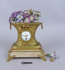 Horlogerie: Pendule en bronze doré et fleurs en porcelaine (pt mq) cadran avec i