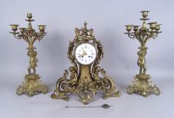 Horlogerie Garniture en bronze doré style LouisXV - Enfants musiciens - mvt de Paris sonnerie (Verre fendu) Berteau à Orléans Paire de chandeliers (mq)